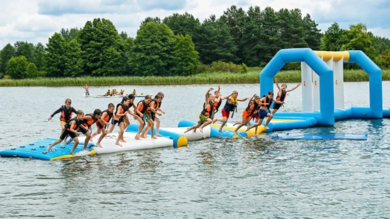 obóz letni nad jeziorem